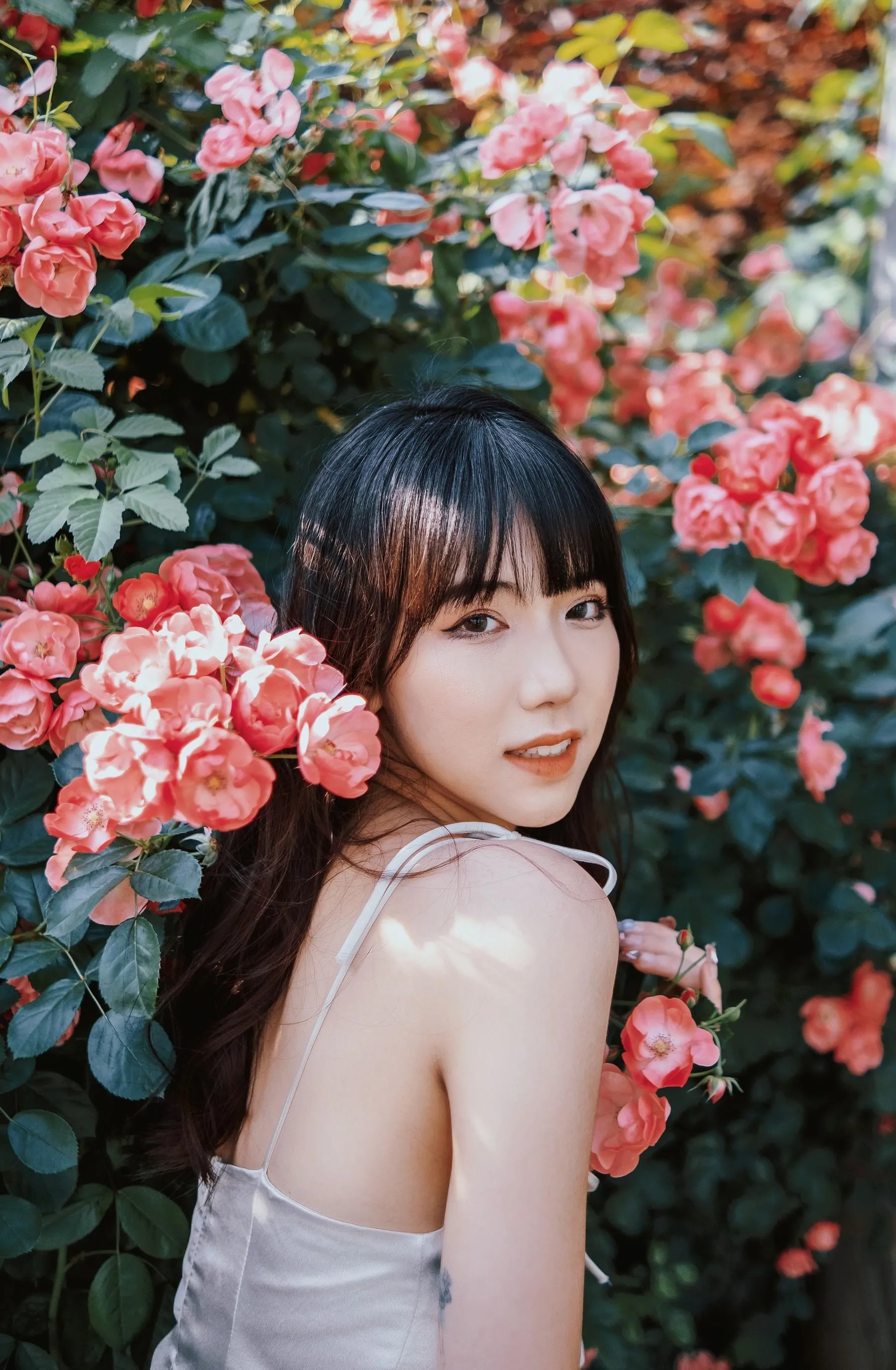 [艺图语] 2022.06.10 蔷薇花下 依依 [25P]插图3